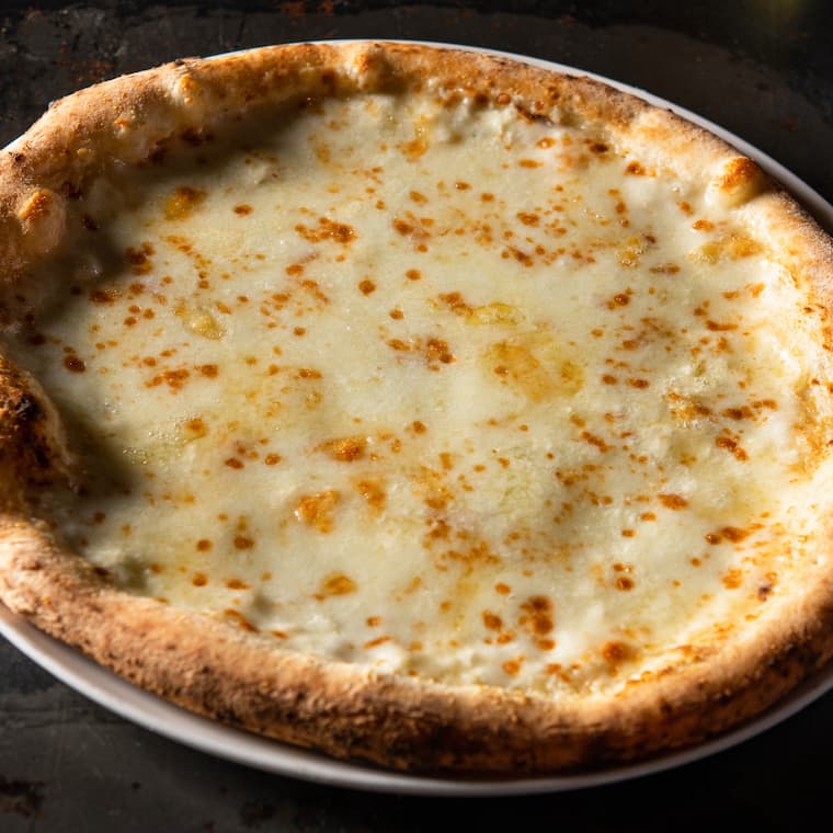 Pizza 3 loại phô mai nhà làm