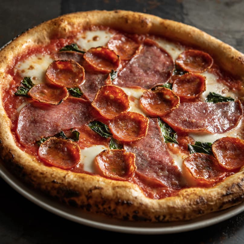 Pizza Margherita với xúc xích Ý Milano và xúc xích cay Chorizo