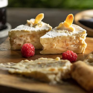 Phô mai Camembert kẹp Mascarpone dầu nấm Truffle (2 miếng)