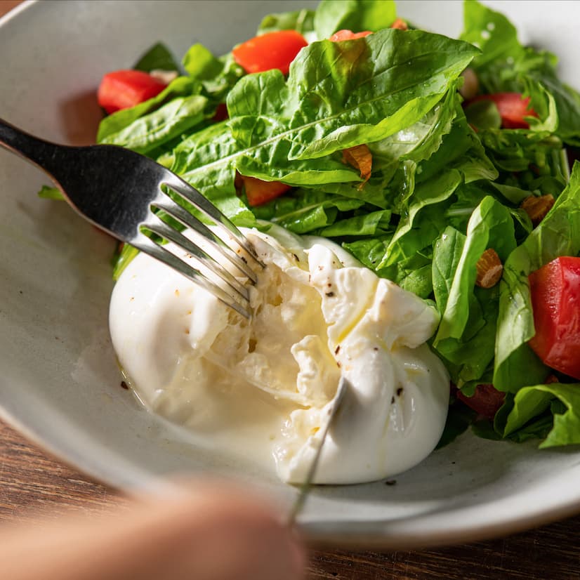 Phô mai Burrata kèm lá Rocket và Cà chua Salad