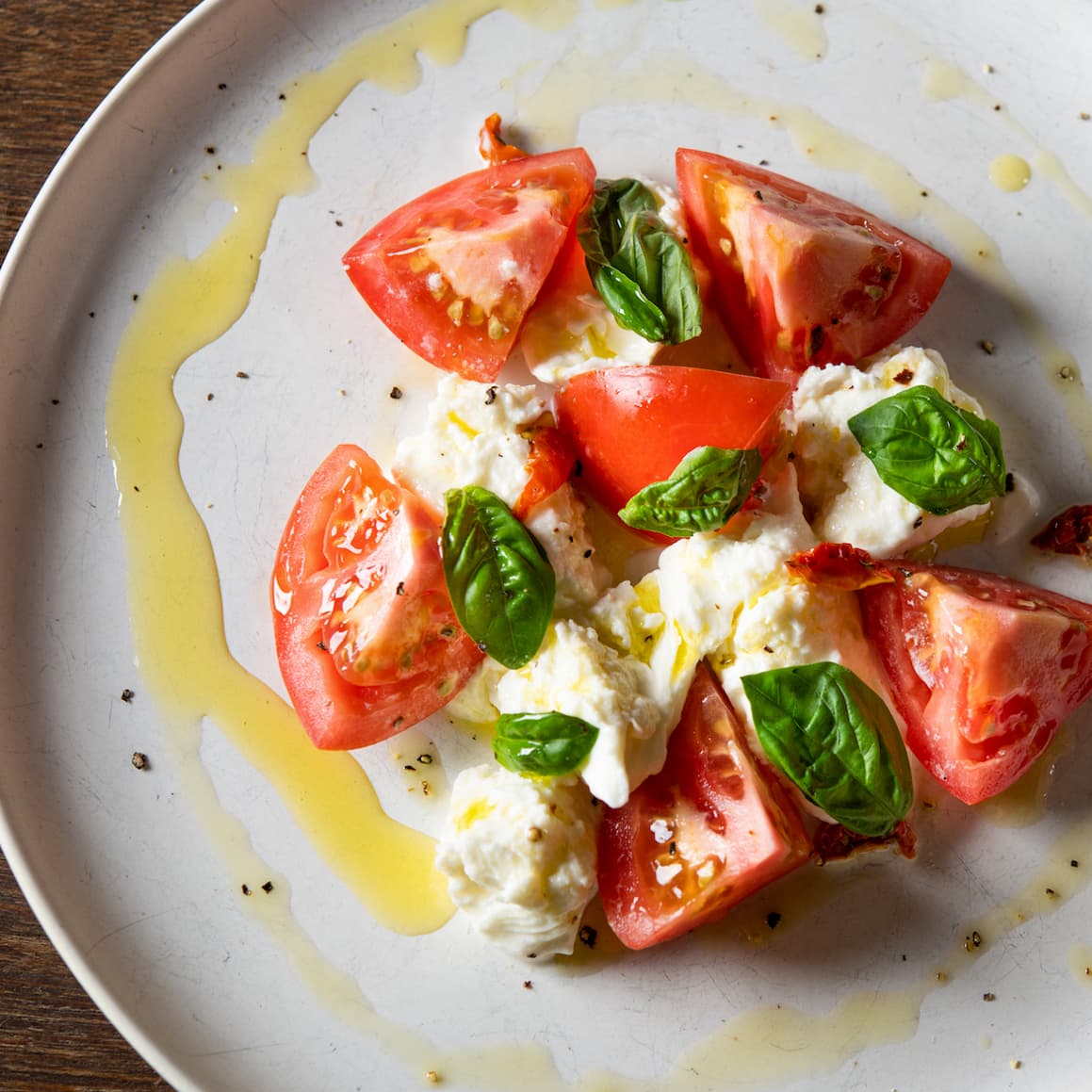Phô mai Mozzarella nhà làm và cà chua Đà Lạt Salad