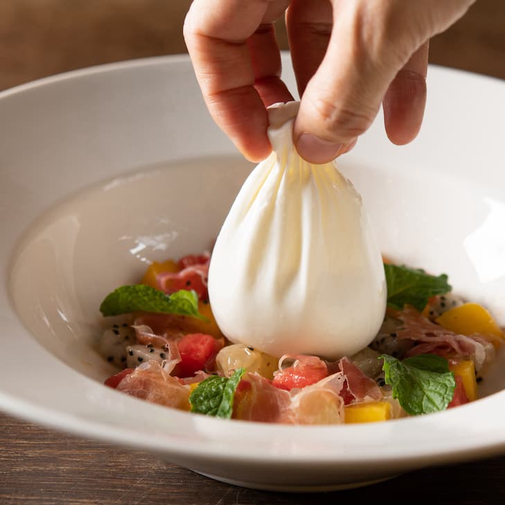 Phô mai Burrata kèm thịt nguội và trái cây nhiệt đới Salad (nhỏ)