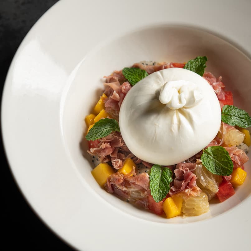 Phô mai Burrata kèm thịt nguội và trái cây nhiệt đới Salad (lớn)
