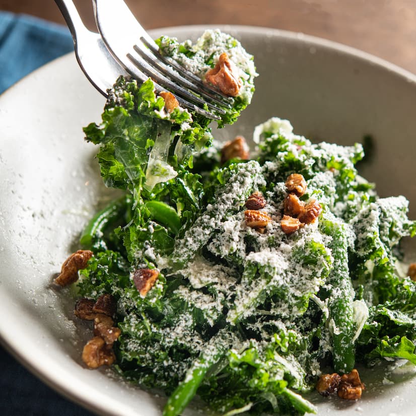 Rau cải xoăn hữu cơ với phô mai Lactic nhà làm và các loại hạt ngào đường caramen mặn Salad