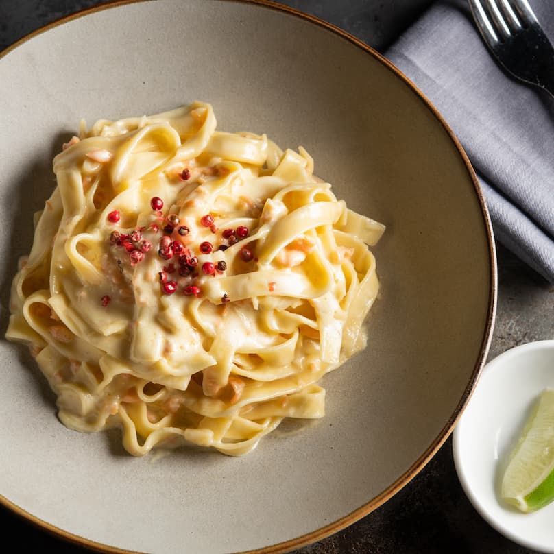 Mì Fettuccine nhà làm kèm xốt kem cá hồi
