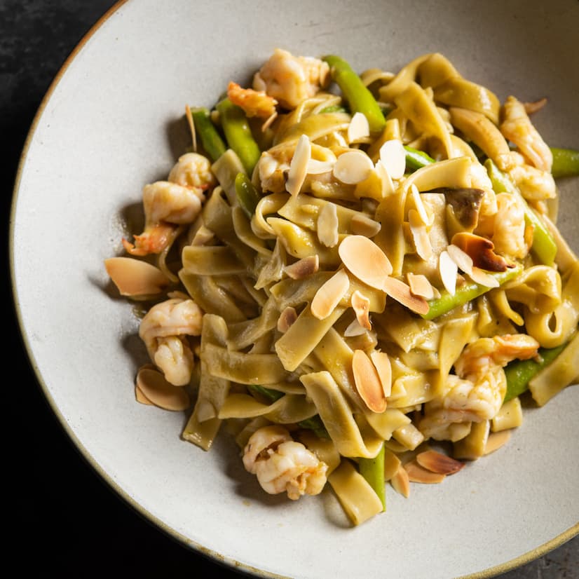 Mì Fettuccine nhà làm kèm xốt kem tôm, nấm và măng tây